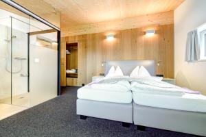 Una cama o camas en una habitación de Hotel Lün