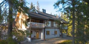 Una casa grande con porche y escaleras. en Vuokatti Weekend Studio, en Vuokatti