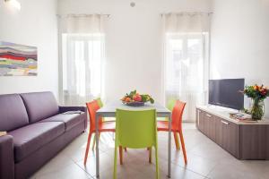 sala de estar con mesa y sofá en Italianflat - La Vigna in Città, en Verona