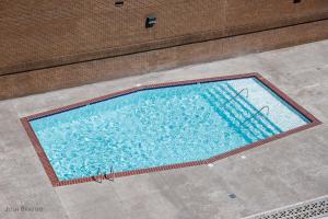 una vista aérea de una piscina frente a un edificio en Alder Hotel Uptown New Orleans en Nueva Orleans