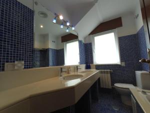 A bathroom at HHC - Holidays House Compostela
