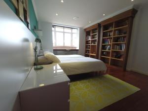 A bed or beds in a room at HHC - Holidays House Compostela