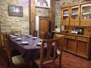 mesa de comedor con mantel púrpura en Casa Rural La Fuente, en Trabanca