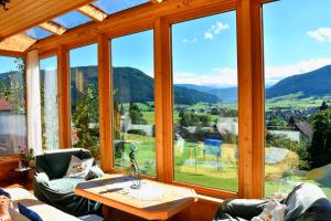 Habitación con ventana grande con vistas a las montañas. en Privatzimmer Lasshofer en Mauterndorf