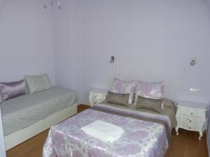 a small bedroom with a bed and a couch at Apartamento Zapatero in Trabanca