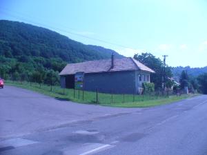 un pequeño edificio al lado de una carretera en Piteľová-Babica, en Pitelová