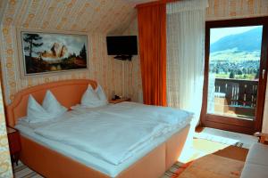 a bedroom with a bed and a window with a view at Privatzimmer Lasshofer in Mauterndorf
