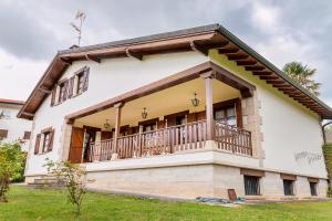 uma casa com uma varanda em cima em Vivienda Rural Casa Javier Lacunza em Aoiz