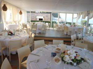 een eetkamer met witte tafels en witte stoelen bij Poggio dei Gorleri in Diano Marina +37 foto's