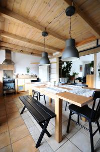 グダニスクにあるA Place Like Home Apartamenty Wiewiorczaのキッチン(大きな木製テーブル、椅子付)