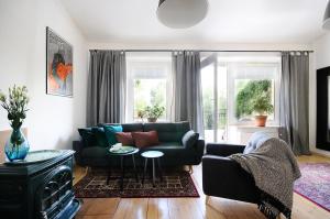 uma sala de estar com um sofá e uma mesa em A Place Like Home Apartamenty Wiewiorcza em Gdansk
