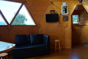 TV a/nebo společenská místnost v ubytování Cabañas Domos May-Ling