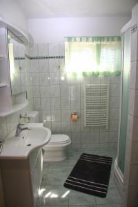 Ett badrum på Vacation House on island Brac - Ana