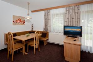 TV a/nebo společenská místnost v ubytování Ferienhaus Auer