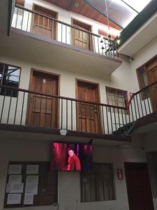 Edificio en el que se encuentra el hostal o pensión