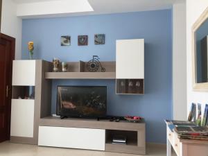 A television and/or entertainment centre at Apartamento Playa Las Canteras