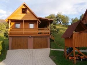 una gran casa de madera con garaje en Zrubovy dom Silvia en Trstené