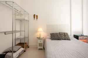 1 dormitorio con 2 literas y lámpara en Posto 5 Copacabana - quadra da praia 613, en Río de Janeiro