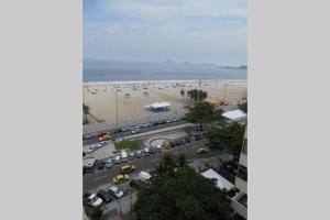 een uitzicht op een parkeerplaats met een strand bij Copacabana Frente para a Praia 1005 in Rio de Janeiro
