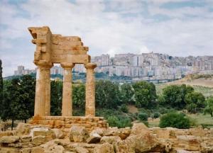 a monument with a city in the background at Villa Maddalusa in Agrigento