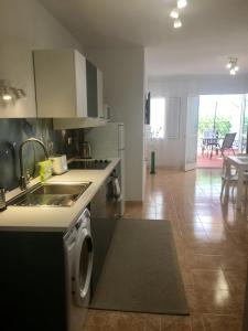 une cuisine avec un évier et un lave-linge. dans l'établissement Spirit Los Boliches Apartment for 10 person, à Fuengirola