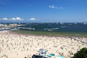 una grande folla di persone su una spiaggia di Stylowy apartament Centrum Gdyni a Gdynia