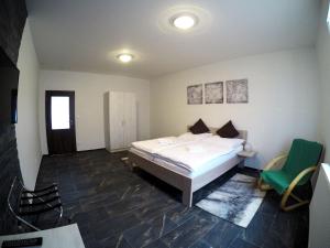 Llit o llits en una habitació de Penzion U tri statkaru
