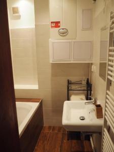 La salle de bains est pourvue d'un lavabo et d'une baignoire. dans l'établissement Apartment in Historical part - Old Town TOP address, à Bratislava