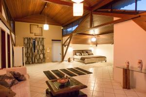 a large living room with a bed and a couch at Casa Colina Pipa in Pipa