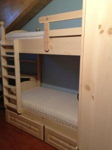 アンダロにあるAppartamento Family Parkの二段ベッド2組が備わる客室です。