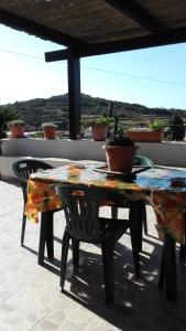 un tavolo e sedie seduti su un patio di Le Due Cycas a Pantelleria
