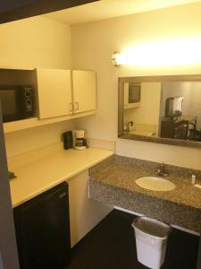 A kitchen or kitchenette at Days Inn & Suites Mobile