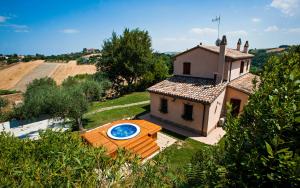 una vista aérea de una casa con piscina en Villa Mauro, en San Costanzo