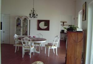 a dining room with a table and chairs at Arribamar in Portobelo