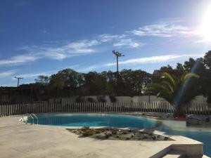 una piscina en un patio con una valla en Apartment La Serena Pacifico, en La Serena