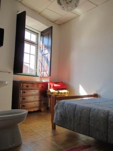 um quarto com uma cama, um lavatório e um WC em Guesthouse da Sé na Guarda