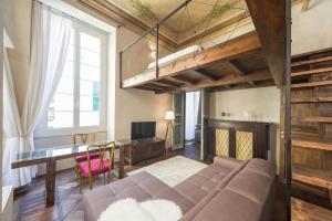 ein Wohnzimmer mit einem Sofa und einem Schreibtisch in der Unterkunft Charming Genova | Residenza d'epoca in Genua