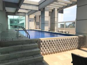 - une grande piscine dans un grand bâtiment dans l'établissement Puerto Santa Ana Suites Guayaquil, à Guayaquil