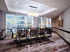 einen Konferenzraum mit einem Tisch und Stühlen sowie einem großen Fenster in der Unterkunft Hyatt Regency Cincinnati in Cincinnati