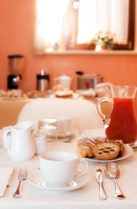 uma mesa com chá, café e bolos em La Portella em Fabriano