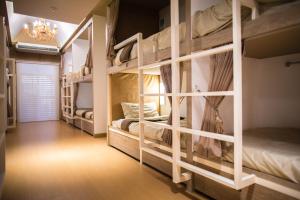 Ein Bett oder Betten in einem Zimmer der Unterkunft Chiangmai Midpoint Activity Hostel