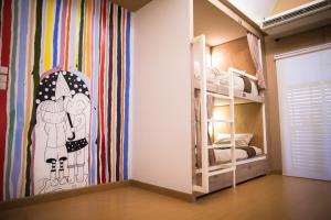 Ein Bett oder Betten in einem Zimmer der Unterkunft Chiangmai Midpoint Activity Hostel