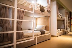 Ein Bett oder Betten in einem Zimmer der Unterkunft Chiangmai Midpoint Activity Hostel