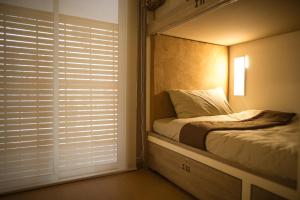 Ein Bett oder Betten in einem Zimmer der Unterkunft Chiangmai Midpoint Activity Hostel