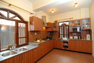 A cozinha ou kitchenette de Vardan Resort n' Apartment