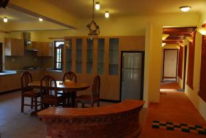A cozinha ou kitchenette de Vardan Resort n' Apartment