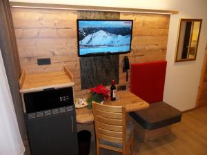 Telewizja i/lub zestaw kina domowego w obiekcie Hotel Garni Siegmundshof - inclusive Joker Card im Sommer