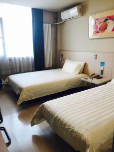 Un pat sau paturi într-o cameră la Jinjiang Inn - Beijing Olympic Village Datun Road
