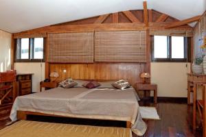 - une chambre avec un grand lit dans l'établissement Palm Hotel, à Antananarivo