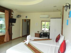 En eller flere senger på et rom på Pai Iyara Resort